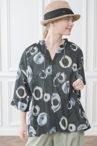 サークルプリントドロストブラウス