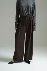 デザインタックストレートパンツ