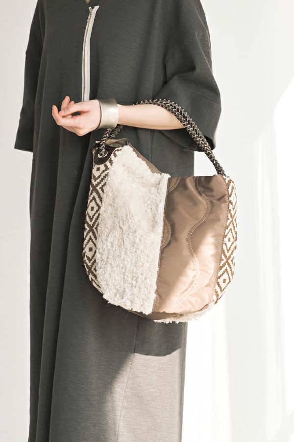 丸いフォルムのパッチワークBAG