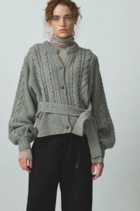 ケーブル編みカーディガン