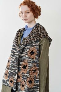 【お届け最短】フラワーフーディーマフラー(キルトピン付)